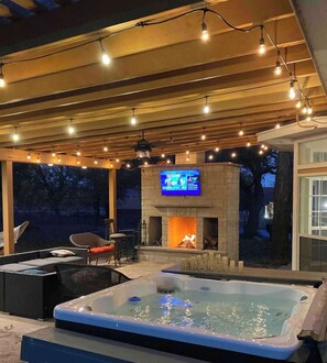Indoor spa tub