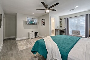 5 habitaciones, escritorio y tabla de planchar con plancha 