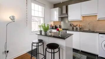 Frigorifero, microonde, forno, piano cottura