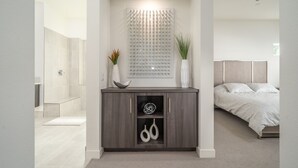 Ein modernes Schlafzimmer mit Bett, Nachttisch und Einbauschrank.