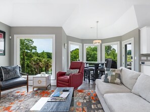 Smart TV, fireplace, books, stereo