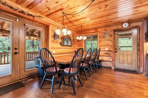 Dining - Big Bear Lodge: Mountain 7BR Hot Tub, Sauna, Fast WIFI, near Park City (Coalville)