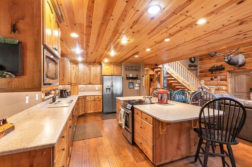 Big Bear Lodge: Mountain 7BR Hot Tub, Sauna, Fast WIFI, near Park City