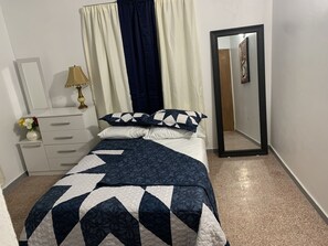 1 habitación, escritorio, tabla de planchar con plancha y cuna de viaje 