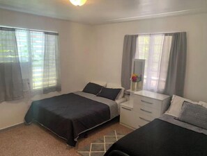 1 bedroom, desk, iron/ironing board, travel crib - Elana's WhiteHouse. #1 Anasco PR (Añasco)