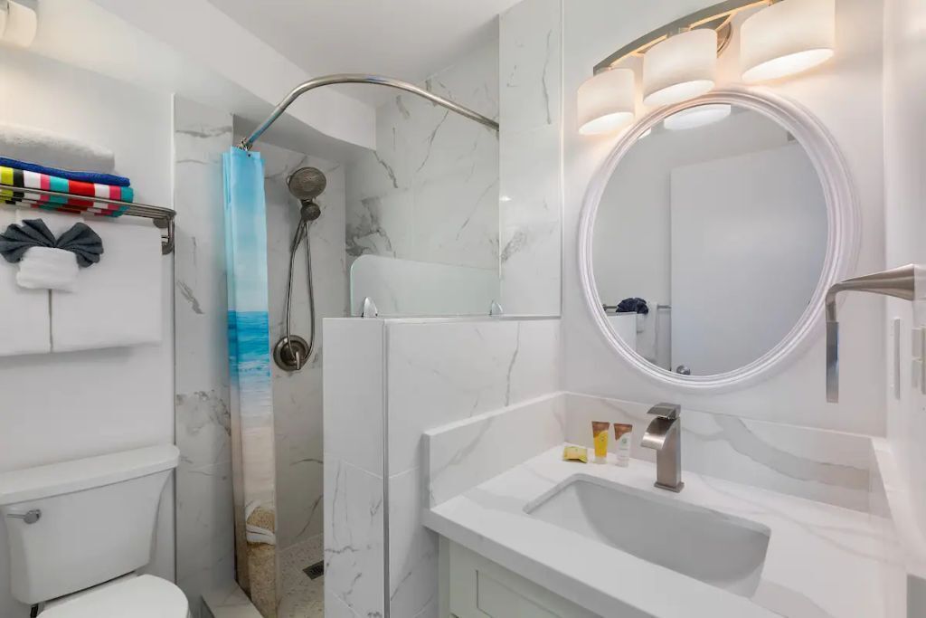 Douche, sèche-cheveux, serviettes fournies, savon
