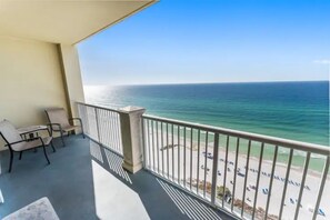 Un balcon avec vue sur l’océan et la plage.