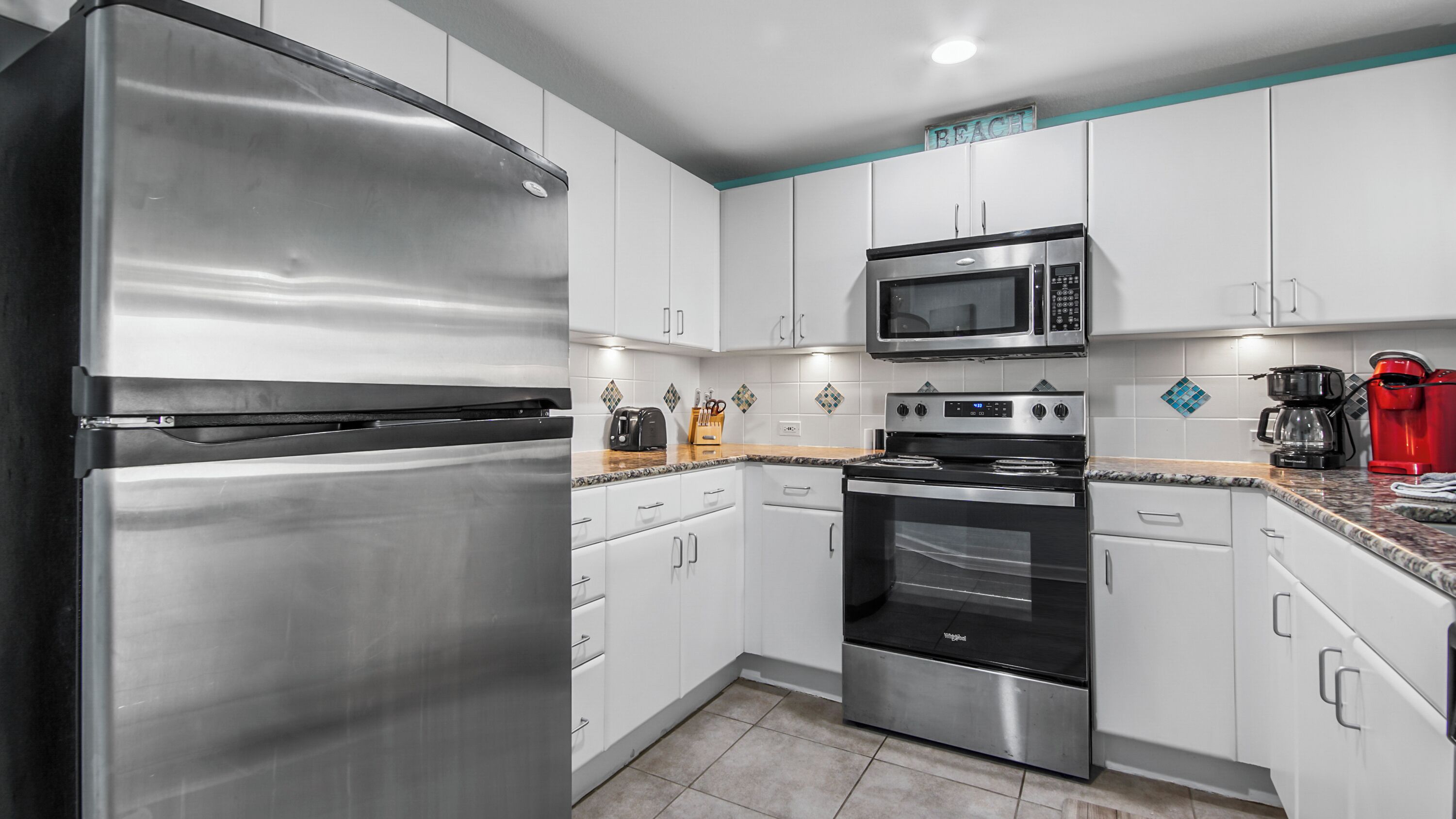 Kjøleskap, mikrobølgeovn, ovn og kokeplater