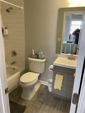 Combined shower/tub, towels, toilet paper
