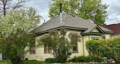 Charming 2 bedroom, south side Hamilton home!