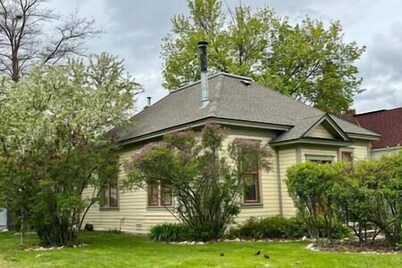 Charming 2 bedroom, south side Hamilton home!