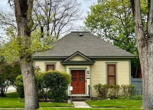 Charming historic 2-bedroom South Side Hamilton home, 5-minute walk to downtown