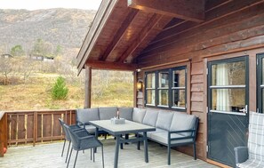 Outdoor dining - Cozy home in Straumgjerde with sauna (Straumgjerde)