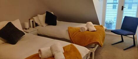 2 quartos, ferros/tábuas de passar roupa, berço de viagem