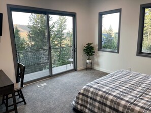 5 bedrooms, desk, iron/ironing board, free WiFi