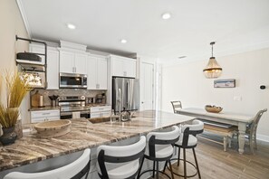 Køleskab, mikrobølgeovn, ovn, kogeplade