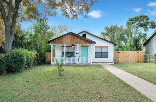 Exterior - Trifecta. 2 miles from Silos/Downtown Waco/Baylor U (Waco)