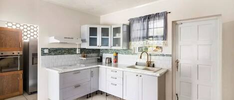 Kühlschrank, Ofen, Herdplatte, Wasserkocher