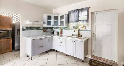 Beautiful Oistins Home away from Home|Mins Drive from Beach