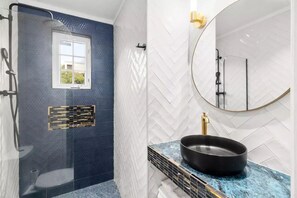 Douche, sèche-cheveux, serviettes fournies, savon