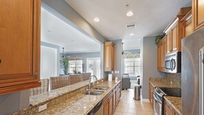 Kylskåp, mikrovågsugn, ugn och spishäll