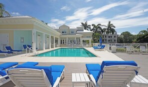 Una piscina al aire libre, una piscina climatizada