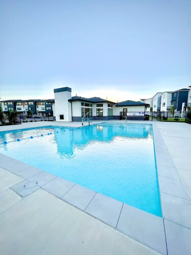 ✨Cozy and Modern 4BD Townhome 📺 w/ 86 inch Television ✨