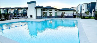 ✨Cozy and Modern 4BD Townhome 📺 w/ 86 inch Television ✨ 