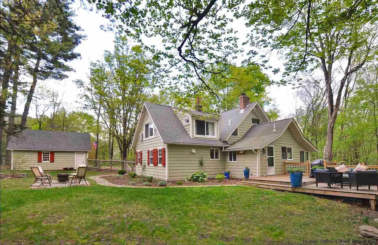 Iconic Woodstock Home - Private, Walk to Town, Family & Pet friendly