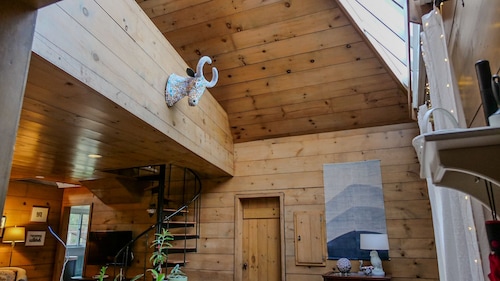 Iconic Woodstock Home - Private, Walk to Town, Family Friendly