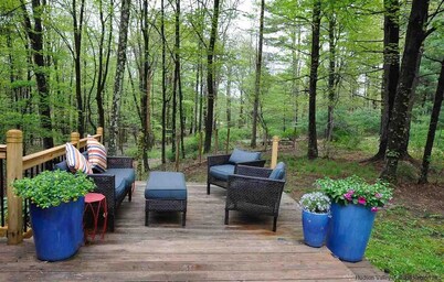 Iconic Woodstock Home - Private, Walk to Town, Family & Pet friendly