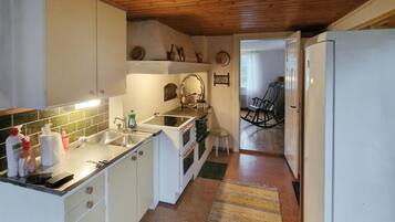 Frigorífico, horno, placa de cocina y cafetera o tetera