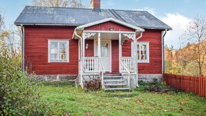 A red wooden house with a white porch and steps leading to a door. - Beautiful home in Vena with WiFi (Vena)