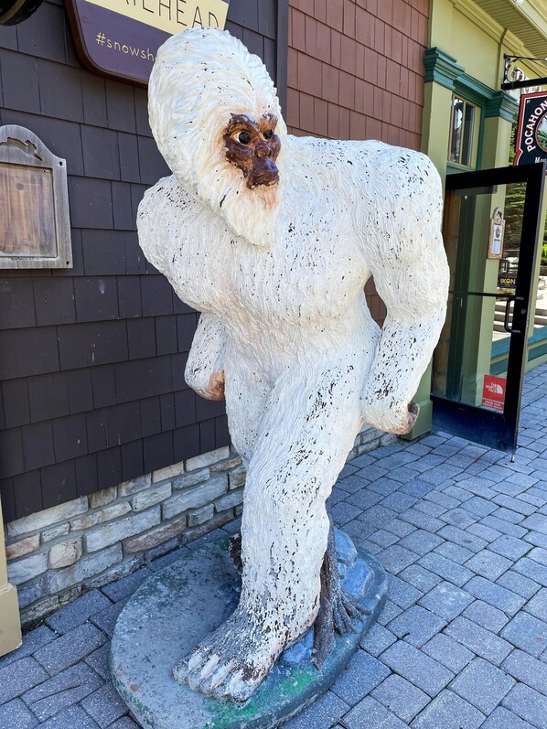 Une statue d’un ours, posée sur un piédestal.