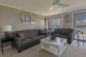 Smart TV, chimenea, libros y videoteca 