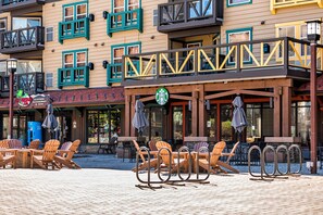 Rakennuksessa on Starbucks-kahvila, ulkona on istuimia ja tuoleja sekä kyltti, jossa lukee ”Mountain Clothing & Accessories” (vuoristovaatteet ja -tarvikkeet).