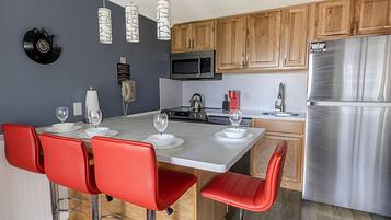 Een koelkast, een magnetron, een oven, een kookplaat