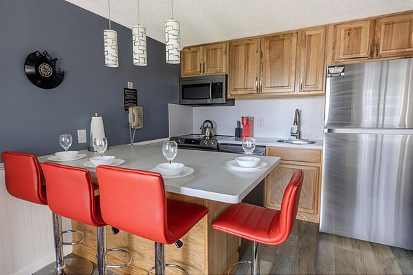 Køleskab, mikrobølgeovn, ovn, kogeplade