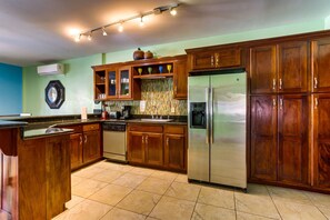 Fridge, microwave, stovetop, dishwasher - Beachfront 2BR Villa with Pool & Spacious Layout (Placencia)