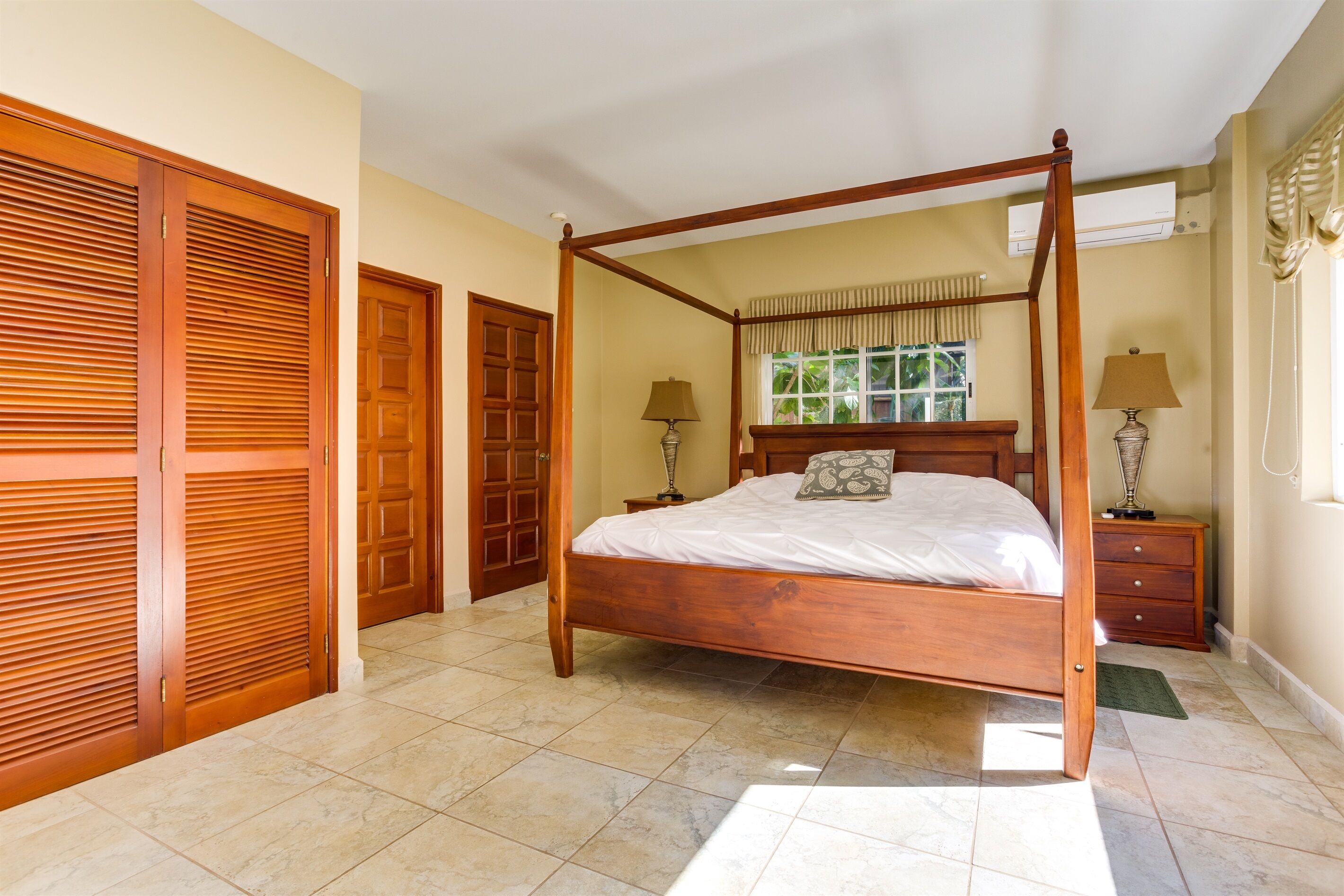 2 bedrooms, iron/ironing board, travel crib, WiFi (free)