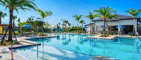 Una piscina al aire libre, una piscina climatizada