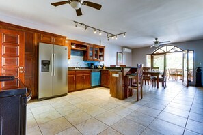 ثلاجة، ميكروويف، فرن، موقد طهي مسطح