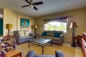 Smart TV, books - 2BR Beachfront Villa w/ Pool, Perfect for Relaxing (Placencia)