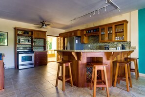 Een koelkast, een magnetron, een kookplaat, een vaatwasser