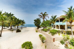 On the beach - 2BR Beachfront Villa w/ Pool, Perfect for Relaxing (Placencia)
