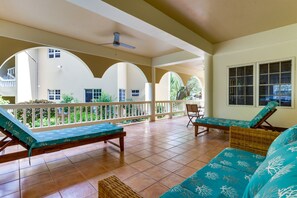 Property grounds - Private 2BR Villa with Shared Pool-Beach Community (Placencia Village)