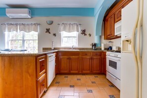 Geladeira, micro-ondas, cooktop, lava-louças