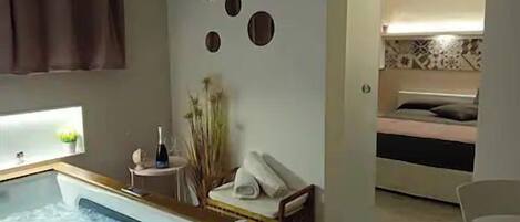 1 bedroom, bed sheets