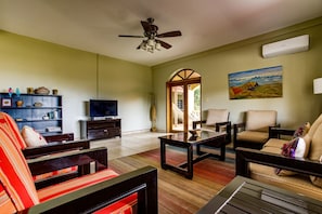 Een smart-tv en boeken