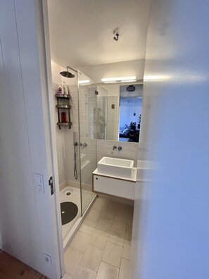 Badkar/dusch, hårtork, handdukar och tvål
